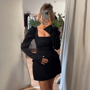 Robe mini noire élégante à col carré et manches bouffantes avec une coupe ajustée chic