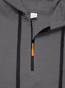 Dettaglio del colletto con zip, tiralampo arancione e coulisse della felpa grigia
