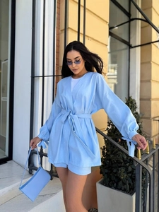 Ensemble deux pièces bleu clair avec haut à nouer et short à taille haute chic