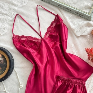 Ensemble pyjama en satin rouge vin élégant avec dentelle florale et bretelles croisées