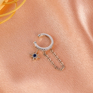 Silberne Ohrmanschette mit Zirkonia-Sternanhänger und Kette auf Pfirsichseide