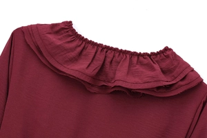 Detalle de escote con volantes y puño elástico en vestido midi rojo oscuro de manga larga