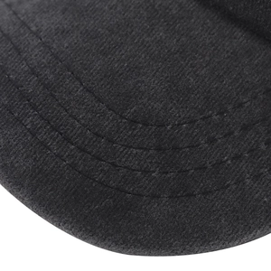 Gros plan d'une casquette de baseball en coton noir avec coutures et texture brossée