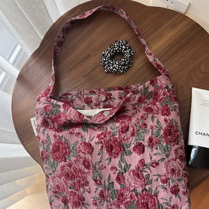 Détail du motif jacquard rose sur un sac cabas en toile avec fermoir métallique magnétique