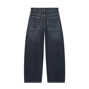 Dettaglio dei jeans a gamba larga blu scuro con cuciture sulle tasche e trama del denim