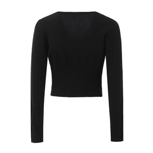 Detalle de cárdigan negro con cuello en V y puños acanalados para mujer set