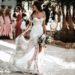 Elegante abito da sposa in pizzo con spalle scoperte, scollo a cuore e spacco alto
