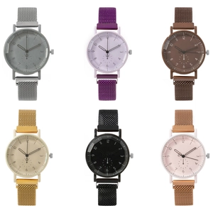 Vue détaillée en grille présentant six montres à quartz avec bracelets en maille