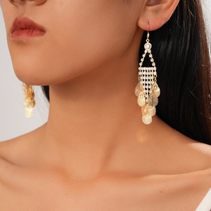 Goldene Quastenohrringe im europäischen Stil mit Strass und Blattanhängern am Modell