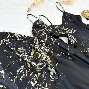 Ensemble pyjama 5 pièces en satin élégant avec robe à bretelles noire et motif floral