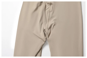 Vue macro des coutures plates renforcées sur un legging de yoga beige respirant