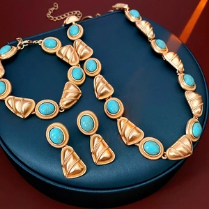 Parure bijoux vintage dorée avec pierres turquoise, collier et boucles d'oreilles