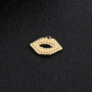 Fashionable golden lip-shaped stainless steel pendant with textured finish for jewelry DIY