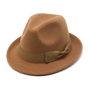 Cappello fedora classico in lana color caramello con nastro decorativo stile retrò