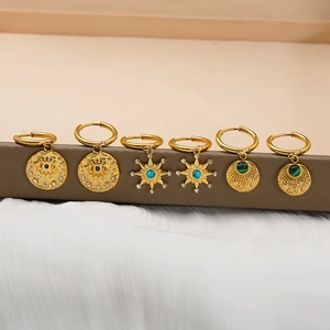 Parure de créoles en acier titane avec breloques œil et turquoise finition dorée