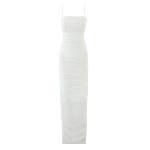 Robe longue blanche en maille plissée avec fines bretelles présentée en vue de face
