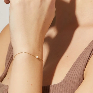 Nahaufnahme eines minimalistischen S925 Opal-Armbands am Handgelenk einer Frau