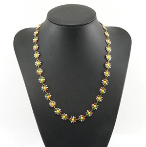 Collier marguerite coloré en acier inoxydable sur un buste de mannequin noir