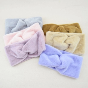 Dettaglio delle fasce in peluche incrociate che mostra la texture morbida e vari colori