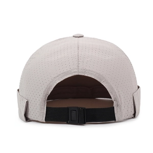 Bonnet docker gris clair respirant en mesh avec sangle arrière noire réglable