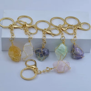 Sélection de porte-clés en cristal brut faits main avec fil d'or en diverses couleurs