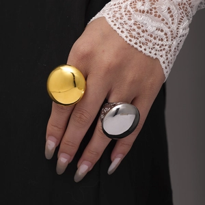 Anello a cupola in PVD oro e argento con numeri romani e incisioni traforate di lusso