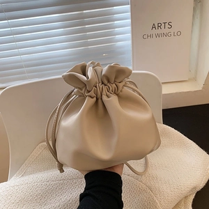 Elegante beige Beuteltasche in Wolkenform aus weichem PU-Leder als Damen-Umhängetasche