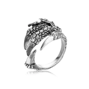 Nahaufnahme eines Retro-Drachenkrallenrings mit feinen Schuppen und verstellbarem Band