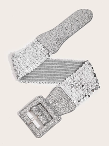 Détail d'une large ceinture élastique à paillettes argentées avec boucle carrée