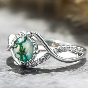 Zilveren bamboe infinity ring met mosagaat edelsteen en glanzende zirkonia details