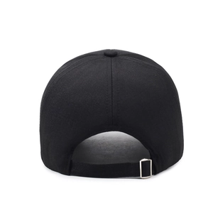 Vista posteriore del cappellino da baseball nero da uomo con fibbia in metallo regolabile