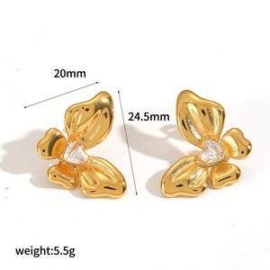 Detailansicht goldener Schleifenohrringe mit Herzzirkon und Größenangaben im Bild