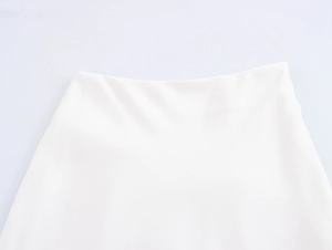 Detailaufnahme des Bundes eines eleganten weißen Rocks mit glatter gewebter Stoffstruktur