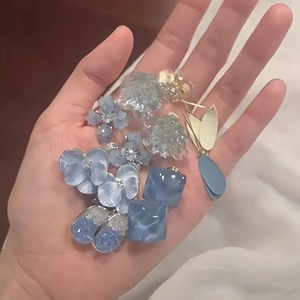 Boucles d'oreilles papillon bleu en argent S925 avec diamants et détails floraux