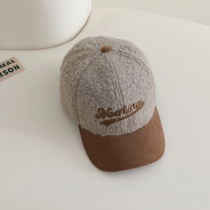 Détail de la casquette d'hiver en laine d'agneau texturée et design patchwork en velours