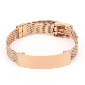 Détail d'un bracelet en maille or rose avec une plaque métallique personnalisable