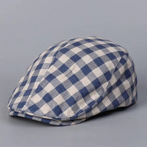 Détail de la casquette plate à carreaux en mélange de lyocell et lin respirant