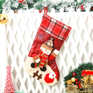 Rode kerstsok met sneeuwpopmotief en geruite boord voor decoratie aan de boom