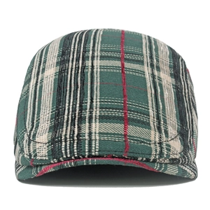 Gros plan détaillé d'une casquette plate à carreaux vert et beige au style vintage