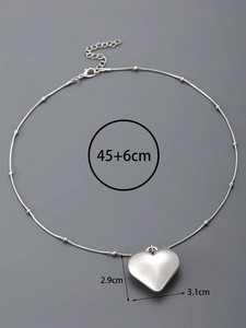 Vue détaillée du collier pendentif cœur argenté avec dimensions 2.9x3.1cm et chaîne 45+6cm
