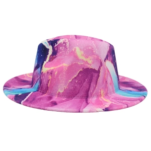Dettaglio del cappello Fedora colorato con motivi marmorizzati e tesa larga elegante