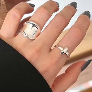 Minimalist 925 silver ring set featuring a wide band and T-shape design on model