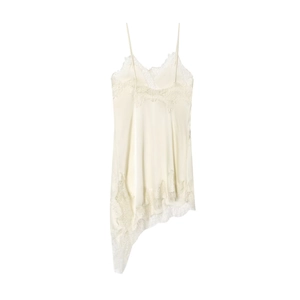 Détail d'une robe nuisette en satin blanc avec bordure en dentelle et ourlet irrégulier