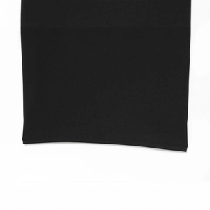 Elegante abito nero con scollo all'americana da donna con tessuto di qualità e bordo cucito