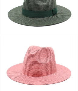 Dettaglio dell'intreccio in paglia di carta e del nastro di raso sui cappelli fedora