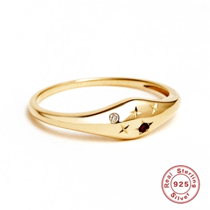 Detaillierte Makroansicht von S925 Silber Sternring mit Zirkon und roten Edelsteinen