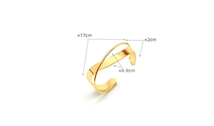 Detail view of 18K gold-plated crossover bangle with dimensions 17cm and 2cm width