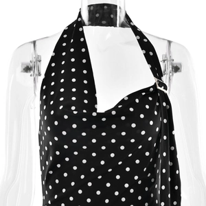 Détail du haut noir à pois avec licou et boucle métallique sur l'encolure asymétrique