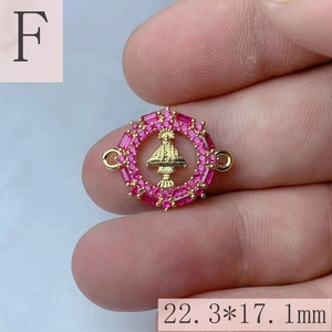 Makro-Detail des Maria-Anhängers aus Gold mit rosa Zirkonia, Größe 22,3x17,1 mm