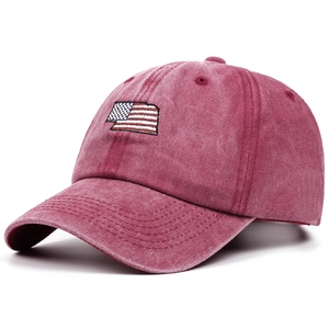 Détail macro de l'écusson brodé drapeau sur la casquette de baseball vintage en coton bordeaux
